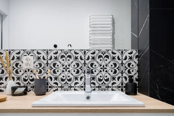 Elegante Baño Con Lavabo Simple Encimera Madera Con Azulejos Decorativos —  Fotos de Stock