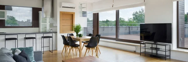 Büyük Pencereleri Mutfağı Olan Zarif Parlak Bir Apartman Manzarası Oturma — Stok fotoğraf