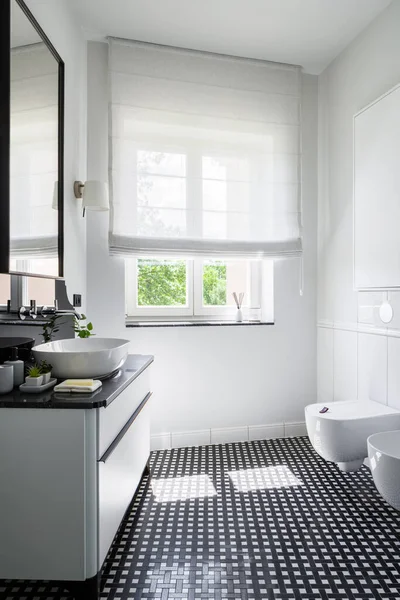 Banheiro Elegante Com Banheiro Mosaico Piso Preto Branco Janela Lavatório — Fotografia de Stock