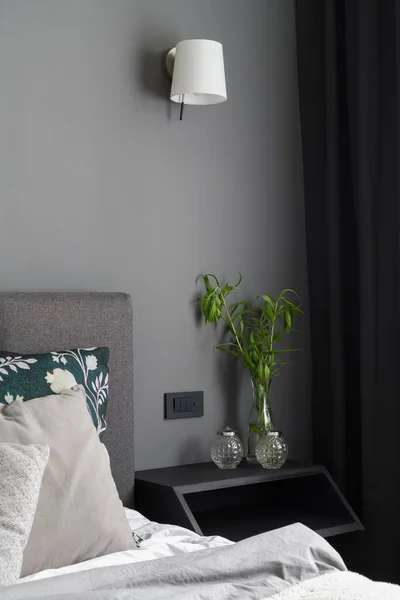 Elegante Dormitorio Con Pared Gris Cortinas Ventana Negras Cama Cómoda —  Fotos de Stock