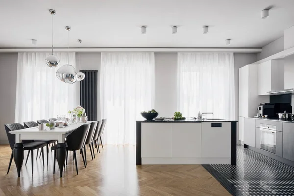 Glamoröst Och Rymligt Kök Med Svartvita Möbler Många Stora Fönster — Stockfoto
