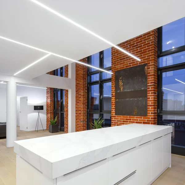 Appartamento Stile Loft Con Grandi Finestre Moderna Illuminazione Soffitto Led — Foto Stock