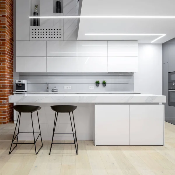 Elegante Küche Mit Weißen Möbeln Schwarzen Stühlen Ziegelwand Und Modernem — Stockfoto