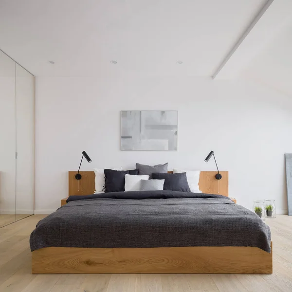 Moderne Lichte Slaapkamer Met Comfortabel Bed Met Houten Frame Kledingkast — Stockfoto