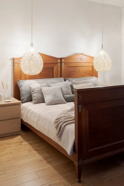 Podwójne Drewniane Staromodne Łóżko Prostej Sypialni Drewnianym Stołem Nocnym Podłogą — Zdjęcie stockowe