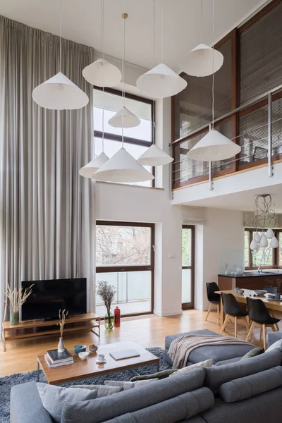 Incroyable Spacieux Appartement Deux Étages Avec Grandes Fenêtres Lampes Suspendues — Photo