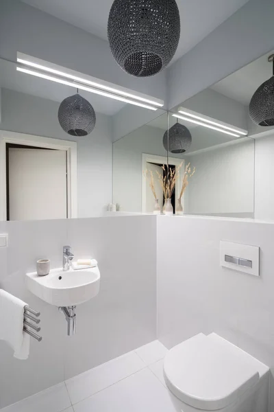 Lavabo Pequeño Elegante Con Azulejos Blancos Inodoro Lavabo Luces Led —  Fotos de Stock