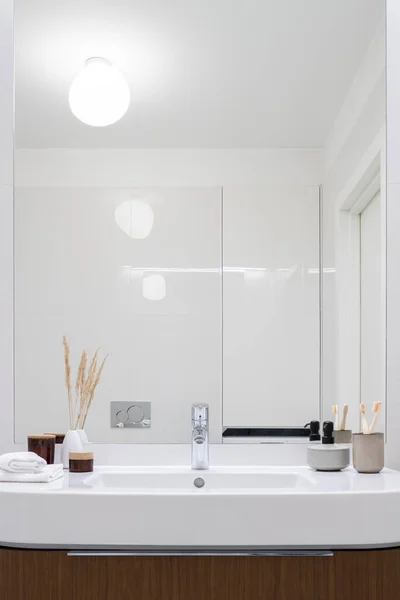 Elegante Cuarto Baño Con Lavabo Grande Con Cajón Madera Grifo — Foto de Stock