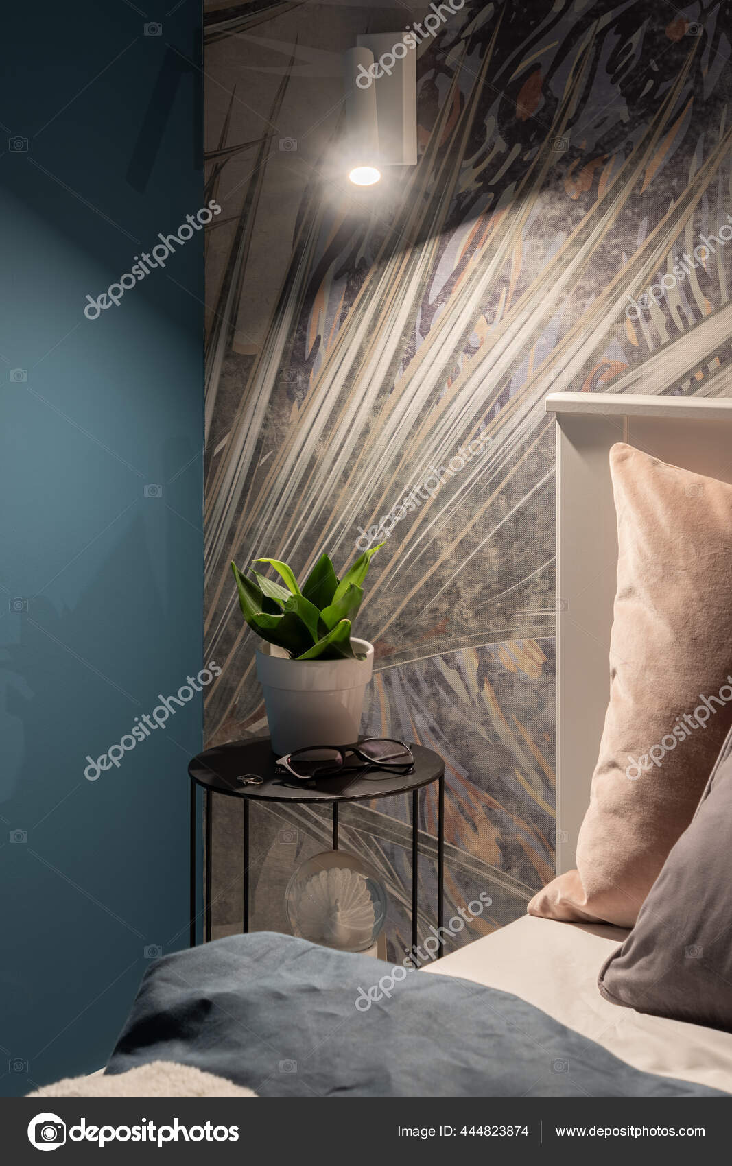 壁紙とスタイリッシュなベッドルーム 快適なベッドルームとシンプルな 植物と黒のベッドサイドテーブル スタイリッシュな光の下でガラスと装飾 ストック写真 C In4mal