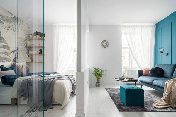 Ljus Och Elegant Studio Lägenhet Med Trevligt Sovrum Bakom Glasvägg — Stockfoto