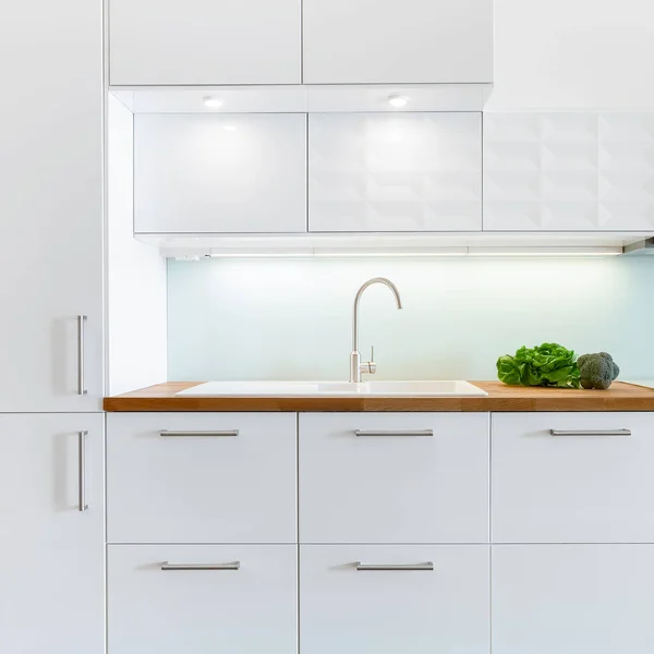 Cocina Moderna Elegante Con Cajones Armarios Blancos Encimera Madera Fregadero — Foto de Stock