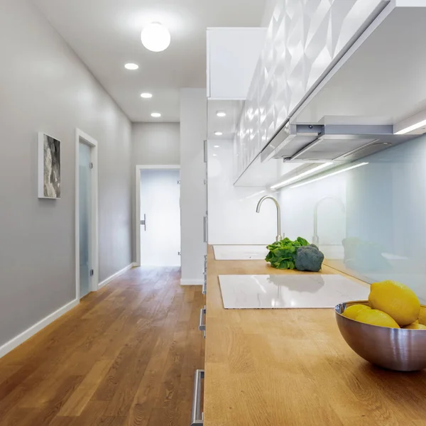 Helle Und Lange Küche Mit Holzboden Und Arbeitsplatte Und Weißer — Stockfoto