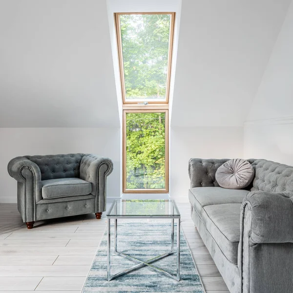 Kleines Und Einfaches Mansardenwohnzimmer Mit Fenster Und Grauem Gestepptem Sofa — Stockfoto