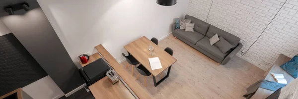 Panorama Małego Otwartego Planu Studio Apartament Kuchnią Otwartą Jadalnię Pokój — Zdjęcie stockowe