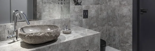 타일과 세련되고 꼭지가은으로 현대식 욕실의 파노라마 — 스톡 사진