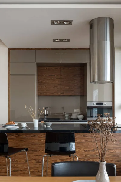 Kleine Dunkle Küche Mit Holzdetails Und Schwarzen Arbeitsplatten Und Mit — Stockfoto