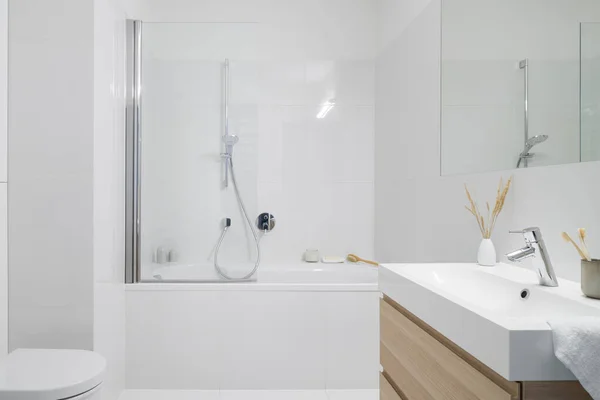 Stilvolles Badezimmer Mit Klassischen Weißen Wandfliesen Waschbecken Mit Holzkommode Und — Stockfoto