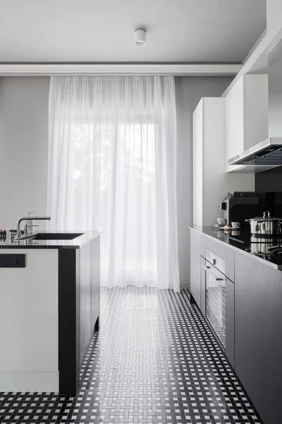 Cozinha Espaçosa Elegante Com Piso Preto Branco Móveis Grande Janela — Fotografia de Stock