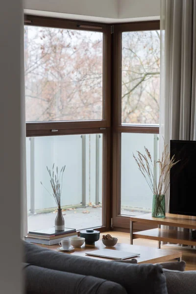 Big Windows Stylish Living Room Wooden Coffee Table Decorations — Stock Photo, Image