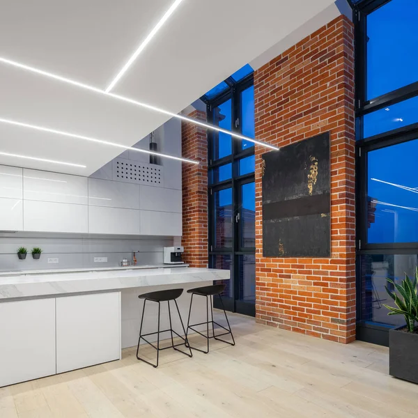 Duże Okna Białej Kuchni Diodami Led Mieszkaniu Poddaszu Cegły Ściany — Zdjęcie stockowe