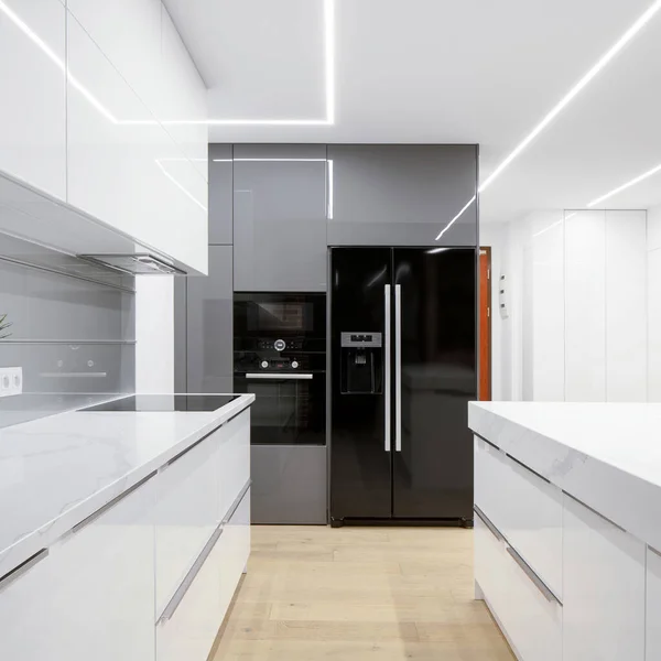 Interior Cocina Moderna Blanco Gris Con Elegantes Luces Techo Led — Foto de Stock