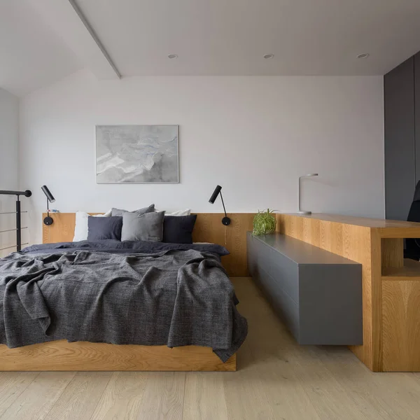 Moderne Eenvoudige Slaapkamer Met Houten Bed Lange Kantoorruimte Met Houten — Stockfoto