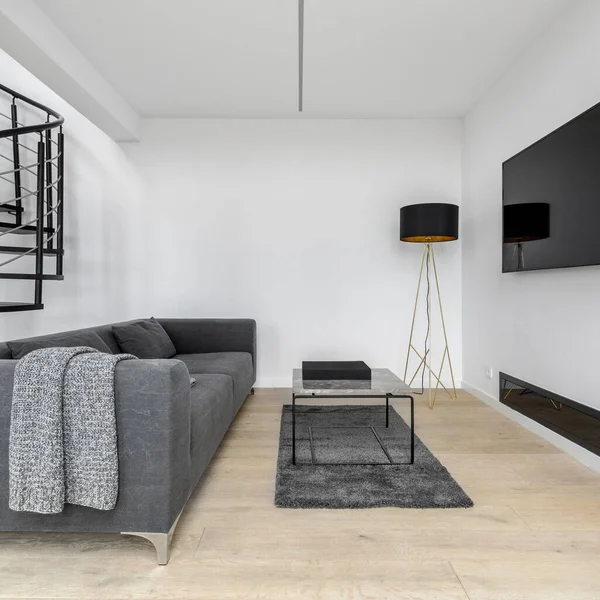 Minimalistisches Wohnzimmer Mit Großem Fernseher Einfachem Sofa Grauem Teppich Glastisch — Stockfoto