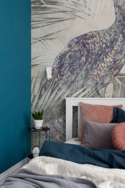 Zarif duvar kağıdıyla büyüleyici yatak odası, rahat yatak örtüleri ve dekorasyonlu basit siyah komodinli yatak odası.