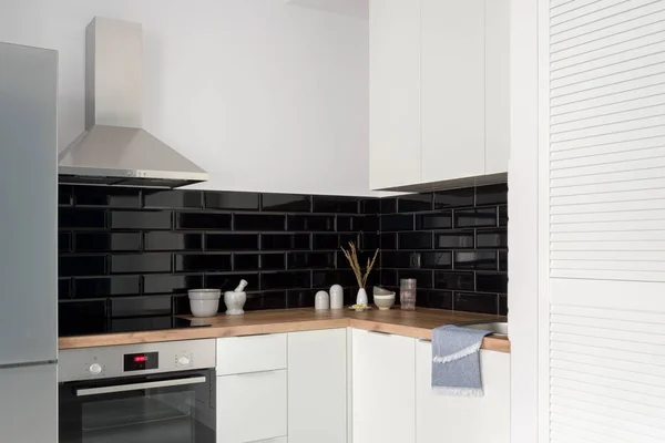 Μικρή Κουζίνα Μαύρα Πλακάκια Τύπου Τούβλο Λευκά Έπιπλα Ασημί Φούρνο — Φωτογραφία Αρχείου
