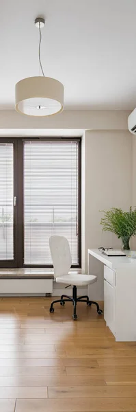 Вертикальная Панорама Домашнего Офиса Окном Белой Мебелью Деревянным Полом Подвесной — стоковое фото