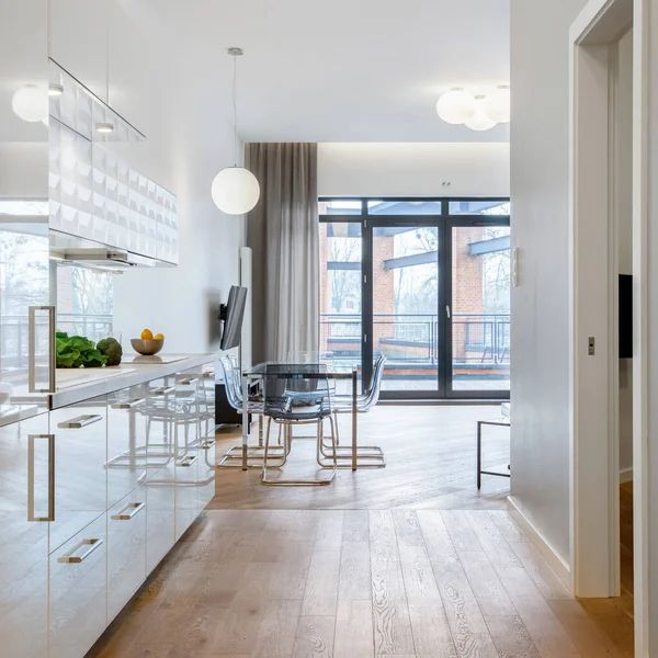 Cocina Moderna Con Muebles Blancos Comedor Moderno Puertas Ventana Balcón — Foto de Stock