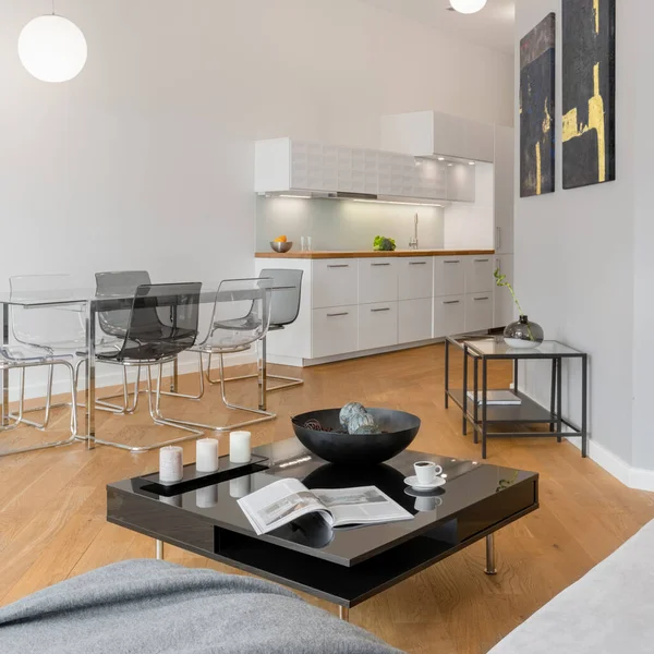 Schwarzer Couchtisch Moderner Wohnung Mit Kleiner Küche Esstisch Und Wohnzimmer — Stockfoto