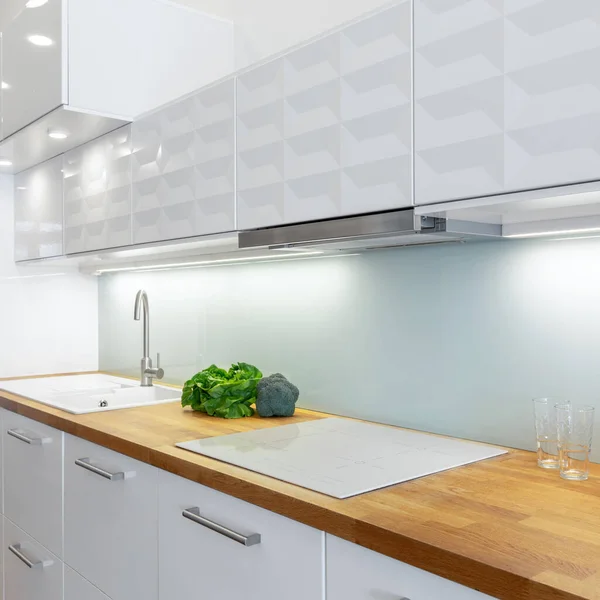 Primer Plano Cocina Elegante Con Muebles Blancos Fregadero Placa Inducción — Foto de Stock