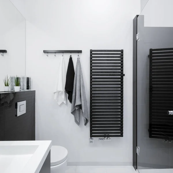 Stylowy Czarny Grzejnik Ścianie Obok Ręczników Wnętrzu Łazienki Prysznicem Szklanymi — Zdjęcie stockowe