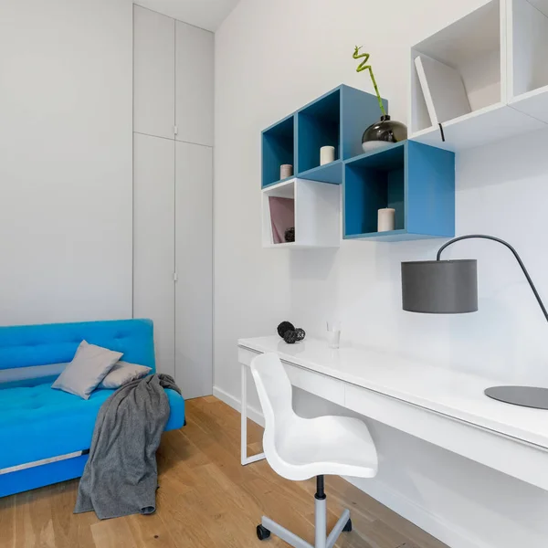Quarto Adolescente Branco Azul Decorado Simples Com Mesa Para Estudar — Fotografia de Stock