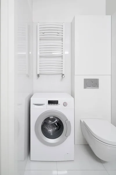 Lavatrice Sotto Semplice Termosifone Parete Piccolo Bagno Con Rivestimento Bianco — Foto Stock