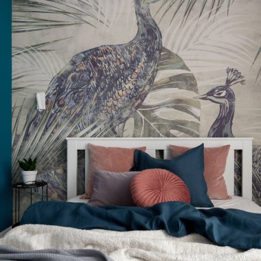 Şık yastıklar, battaniyeler ve güzel duvar kağıdıyla süslü rahat ve güzel bir yatak odası.