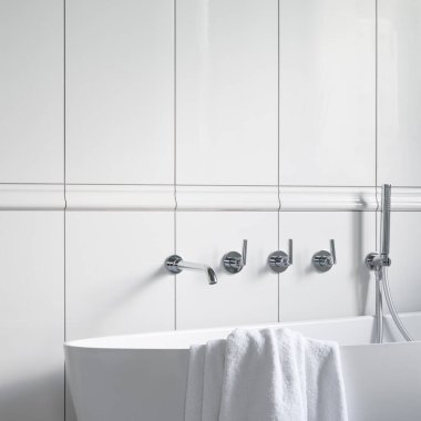 Özel duvar örülü, duşlu ve lüks küvetli zarif bir banyo.