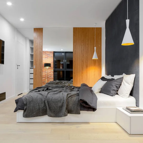 Comfortabel Groot Bed Met Gestoffeerde Wand Stijlvolle Ruime Slaapkamer Met — Stockfoto