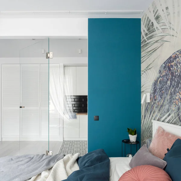 Elegante Chic Camera Letto Con Porte Vetro Decorativo Muro Blu — Foto Stock