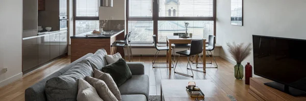 Panorama Pequeño Elegante Apartamento Estudio Con Grandes Ventanales Sala Estar — Foto de Stock