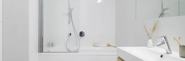 Panorama Baño Elegante Baldosas Blancas Clásicas Pared Lavabo Blanco Con — Foto de Stock