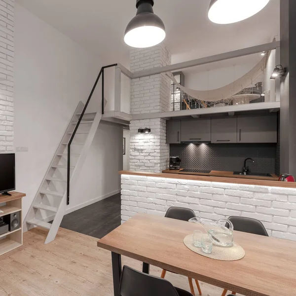 Apartamento Moderno Estilo Loft Com Paredes Tijolo Branco Escadas Brancas — Fotografia de Stock