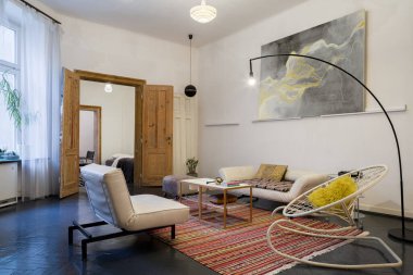 Eski ve eksantrik oturma odası, ahşap kapılar, şık mobilyalar ve sanatsal dekorasyonlar.