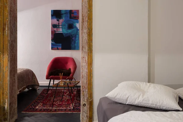 Bir Yatak Odasının Altında Eski Bir Sandalye Ikinci Yatak Odasının — Stok fotoğraf
