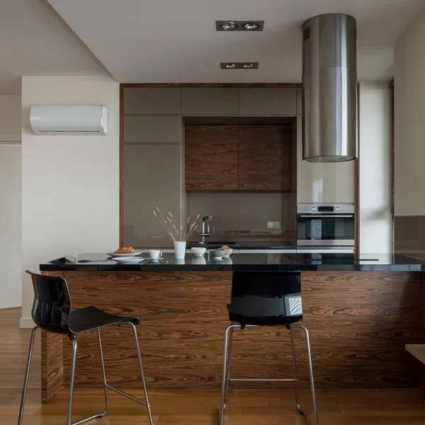 Dunkle Und Geräumige Küche Mit Großer Kücheninsel Mit Schwarzer Arbeitsplatte — Stockfoto