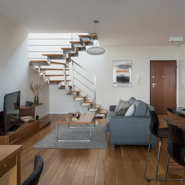 Sala Estar Pequena Elegante Apartamento Dois Andares Com Decoração Madeira — Fotografia de Stock