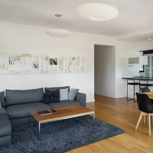 Geräumiges Wohnzimmer Mit Holzboden Und Couchtisch Und Großer Dunkler Couch — Stockfoto