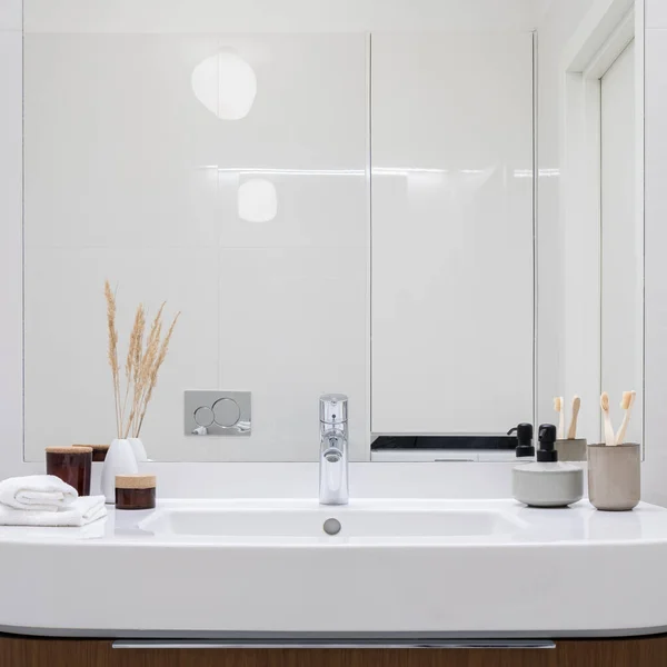 Close Big Bathroom Washbasin Silver Tap Many Decorations Mirror Wall — Stock Photo, Image
