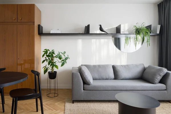 Eklektischer Stil Wohnzimmer Mit Retro Und Modernen Möbeln Und Dekorationen — Stockfoto